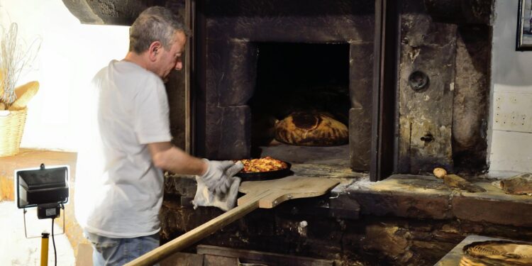 Angelo Di Biccari E Il Forno A Paglia