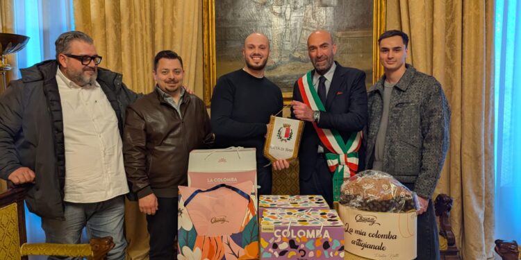 16 04 25 Sindaco Di Bari Riceve A Palazzo Di Città I Giovani Pasticceri Pugliesi Vicintori Del Concorso Per La Produzione Della Miglior Colomba 1