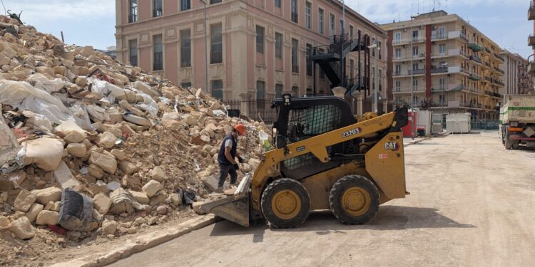 23 04 25 Avviate Le Operazioni Di Rimozione Delle Macerie Della Palazzina Crollata In Via De Amicis