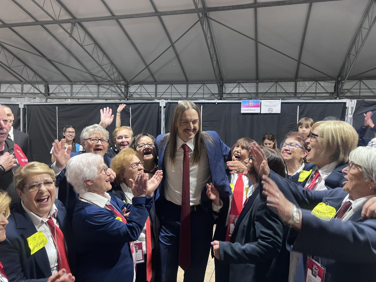 Tommy Cash Con Le 'nonne Di Ostuni'