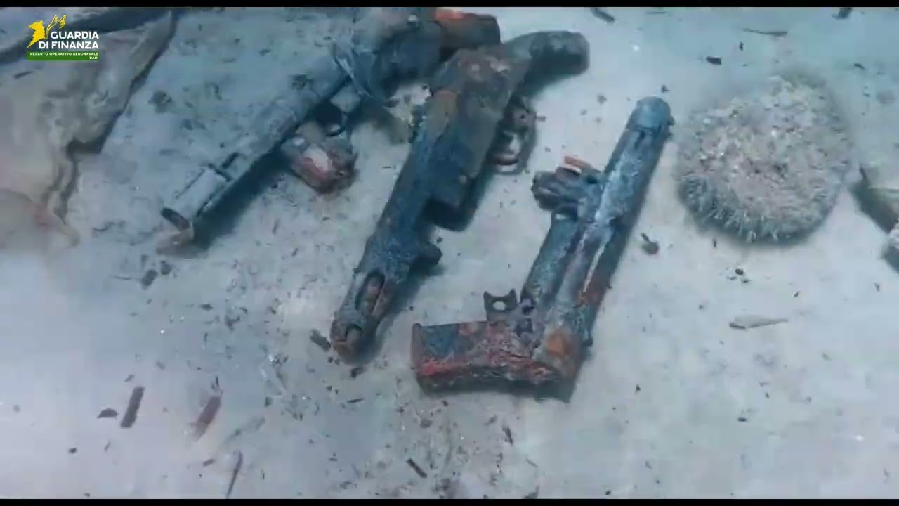Strani Oggetti In Mare, Sul Fondale Ci Sono Due Kalashnikov E Tre Mitragliatrici: Il Ritrovamento – Video