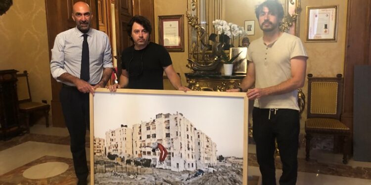 01 07 25 Stamattina Il Dono Al Sindaco Di Una Fotografia Scattata Da Antonio Ottomanelli A Khan Younis 3