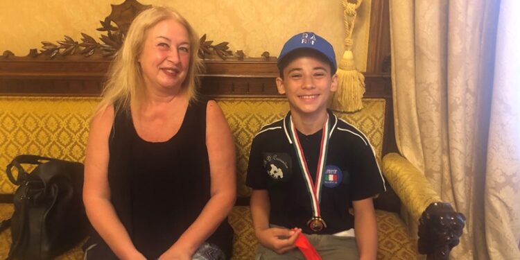 07 07 25 Sindaco Consegna Un Riconoscimento A Vito Castelletti, Campione Italiano Di Pattinaggio Artistico A Rotelle 1