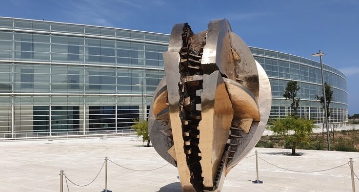 Scultura Arnaldo Pomodoro Davanti A Palazzo Consiglio