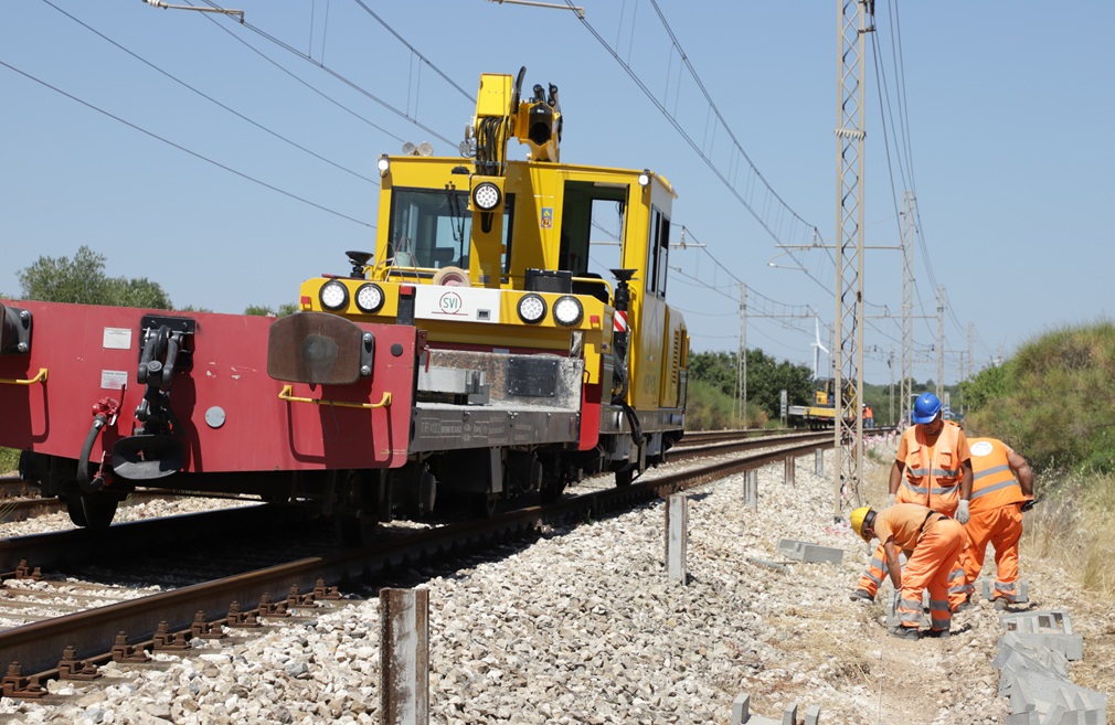 Carro E Operai Rfi Ferrovie