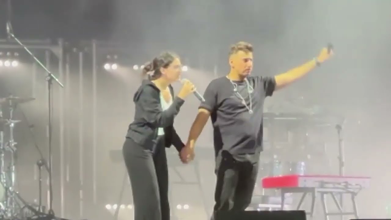 “cantiamo Insieme?”, Gabbani Accetta E Invita La Fan Sul Palco: Il Duetto A Ostuni è Da Applausi – Video