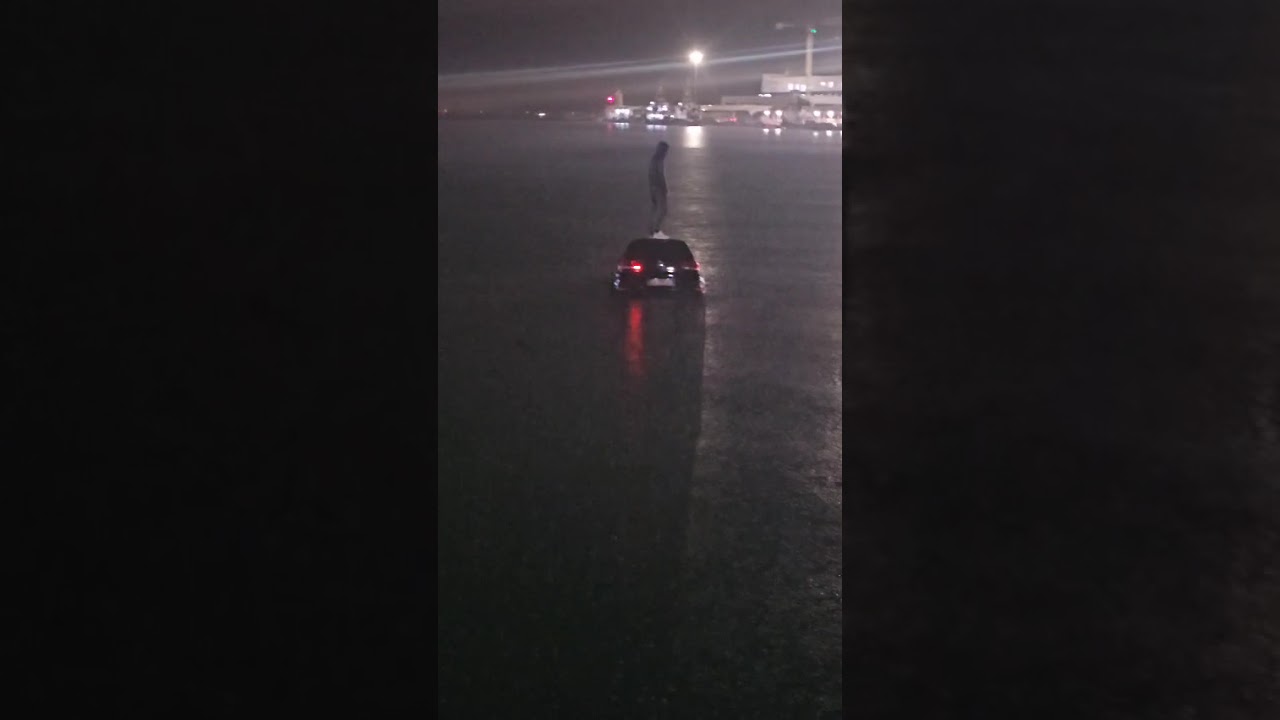 Bari, Finisce In Mare Con L’auto: In Piedi Sul Tettuccio In Attesa Dei Soccorsi – Foto E Video