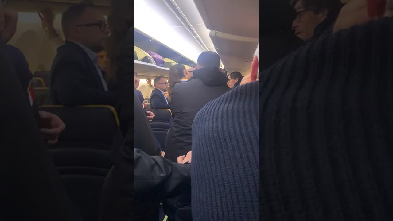 Ssc Bari, Tensione Squadra Tifosi Sull’aereo A Pisa: Il Volo Parte Con 30 Minuti Di Ritardo – Video