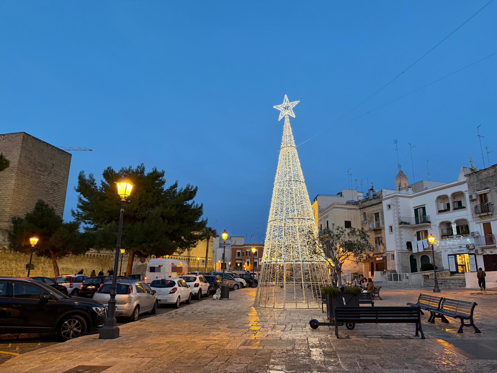 02 12 25 Albero Luminoso Vandalizzato Bari Vecchia 3