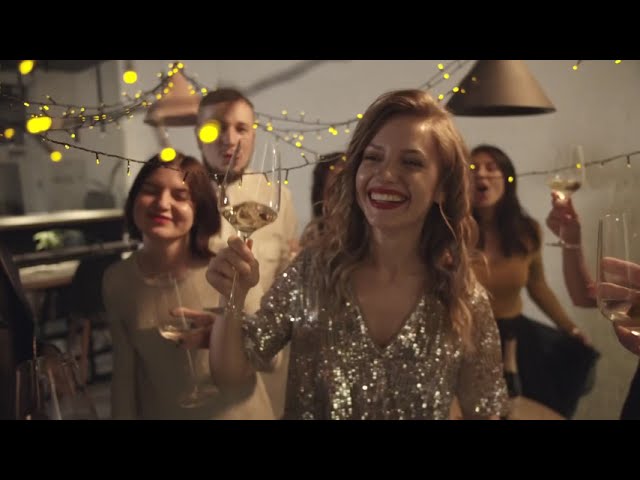Festa In Casa Con Gli Amici E Poi Nei Locali A Ballare, Il Capodanno Dei Baresi: “fa Troppo Freddo” – Video