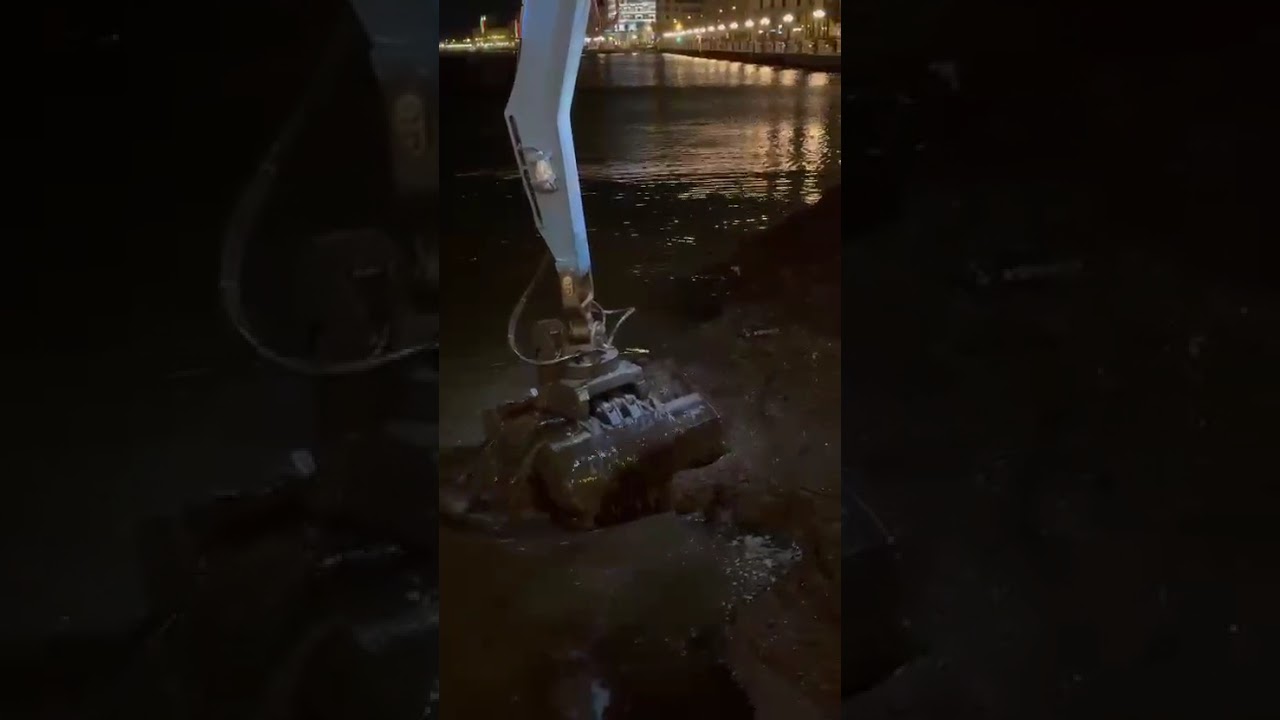 Bari, Cumuli Di Posidonia Sul Lungomare: Maxi Operazione Di Pulizia Amiu Al Molo San Nicola – Video E Foto