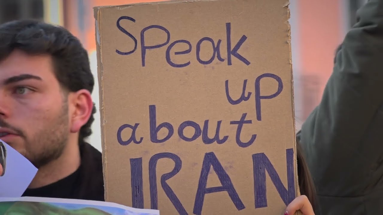 Bari, Flash Mob Pro Iran. La Voce Dei Manifestanti: “il Silenzio Uccide Quanto I Proiettili” – Video