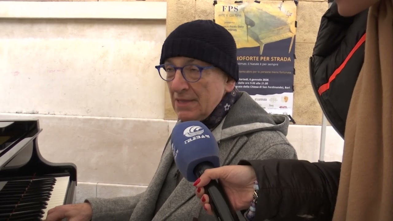 Bari, Il Viceministro Sisto Suona Il Pianoforte In Strada: 12 Ore Di Beneficenza Per I Bambini – Video