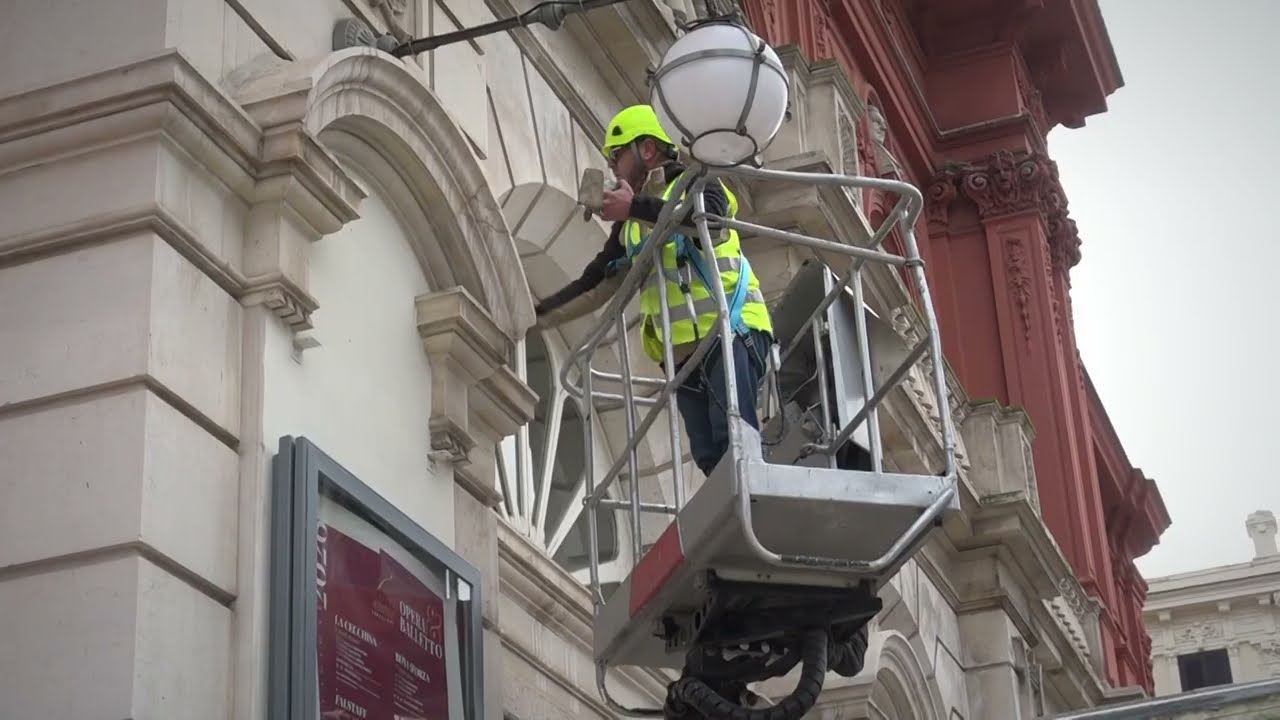 Calcinaccio Caduto Dalla Facciata Del Teatro Petruzzelli, ‘allarme’ Rientrato: Via Le Transenne Dalla Strada – Video
