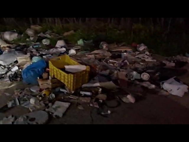 Rifiuti, Sacchi Neri E Persino Una Culla: Discarica A Cielo Aperto Sulla Complanare Di Torre A Mare – Video