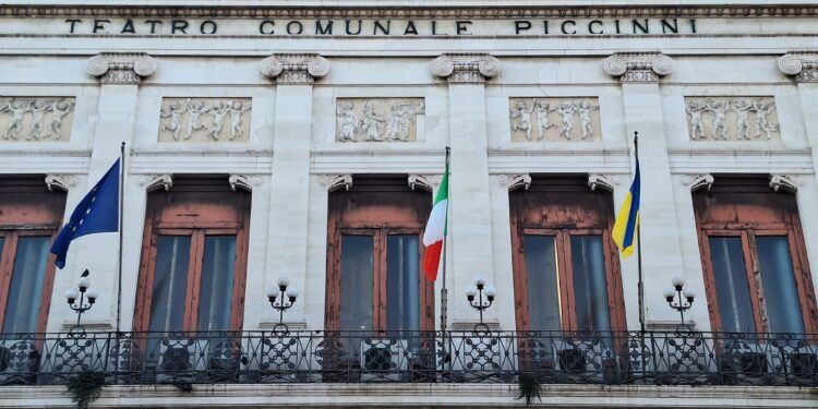 24 02 26 Quarto Anniversario Dell'invasione Russa In Ucraina Bandiera Ucraina Sulla Facciata Di Palazzo Della Città, Sindaco Depone Dei Fiori Sotto La Statua Di San Nicola Foto 2