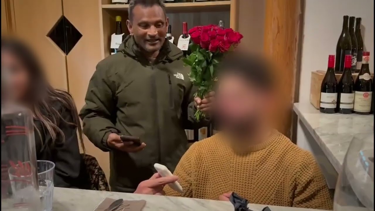 A Bari Venditore Ambulante Di Fiori Si Fa Pagare Con Il Pos: “non Avere Spicci Non è Più Una Scusa” – Video