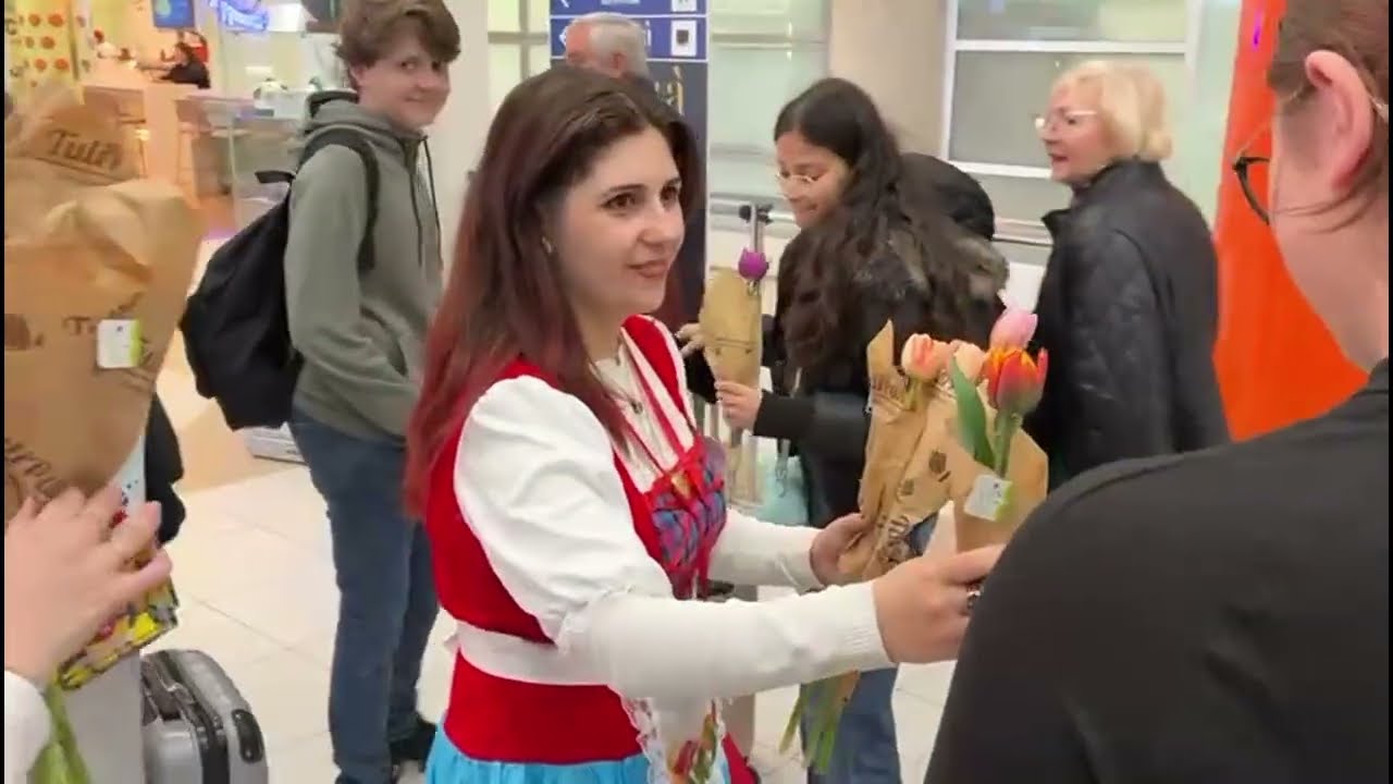 Bari, Un Tulipano Per Ogni Passeggera: La Sorpresa Profumata Di Tulipark Agli Arrivi In Aeroporto – Video