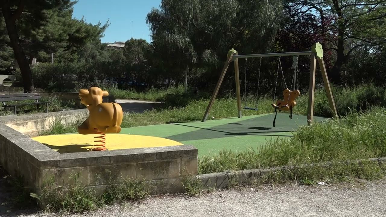 Erba Alta, Rifiuti E Una Fontana Rotta Nel Giardino In Via Carrante: “un’area Verde Sporca E Insicura” – Video