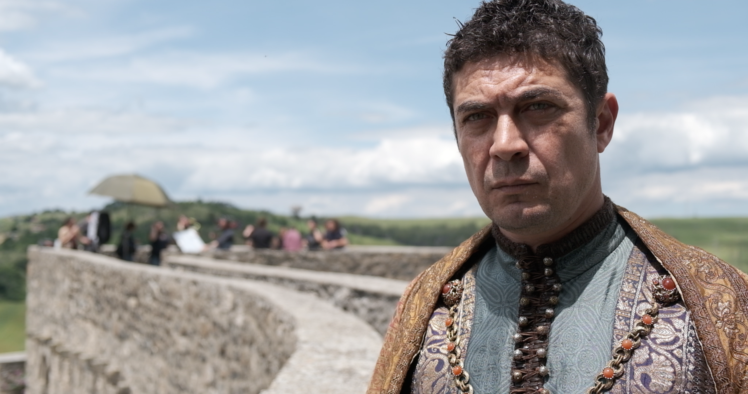 Riccardo Scamarcio Sul Set La Meraviglia Del Mondo Credit @maassimo Ruggiero