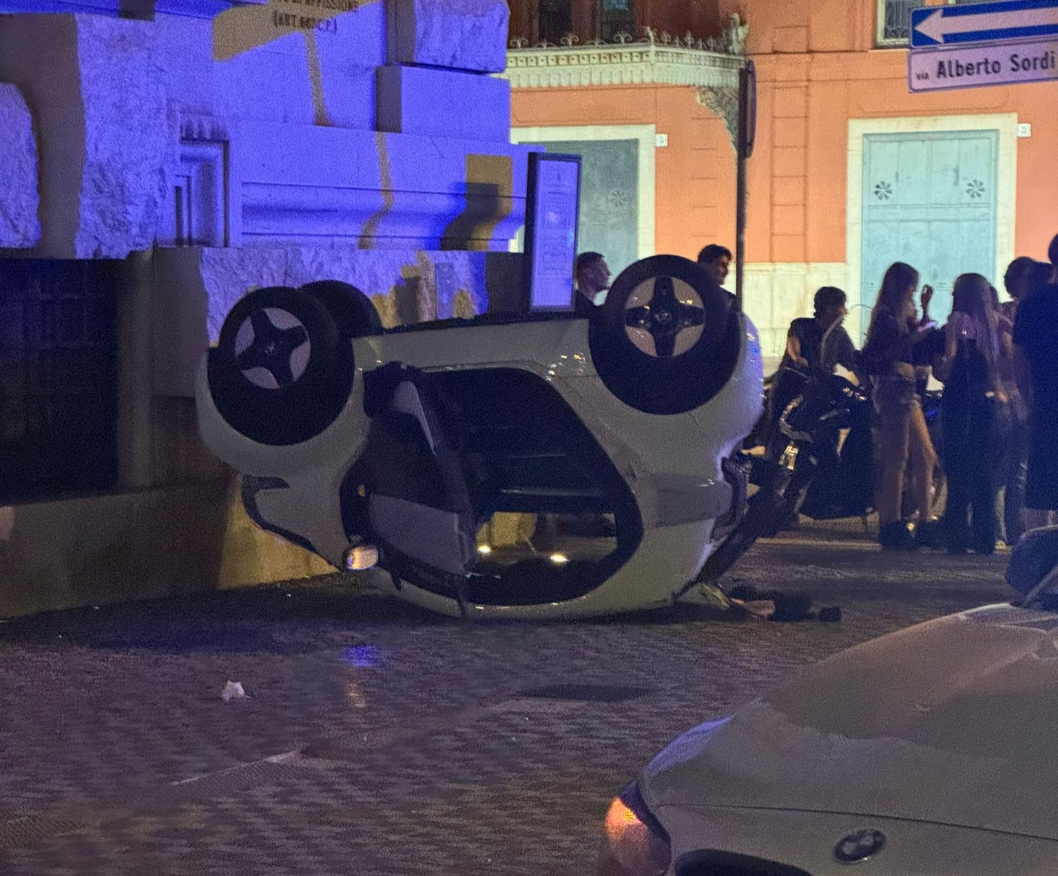 auto minicar ribaltata