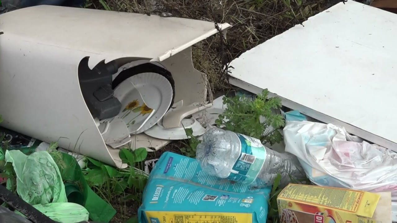 Bari, Cumuli Di Rifiuti Abbandonati Sulle Complanari Della Statale 100: Una Discarica A Cielo Aperto – Video