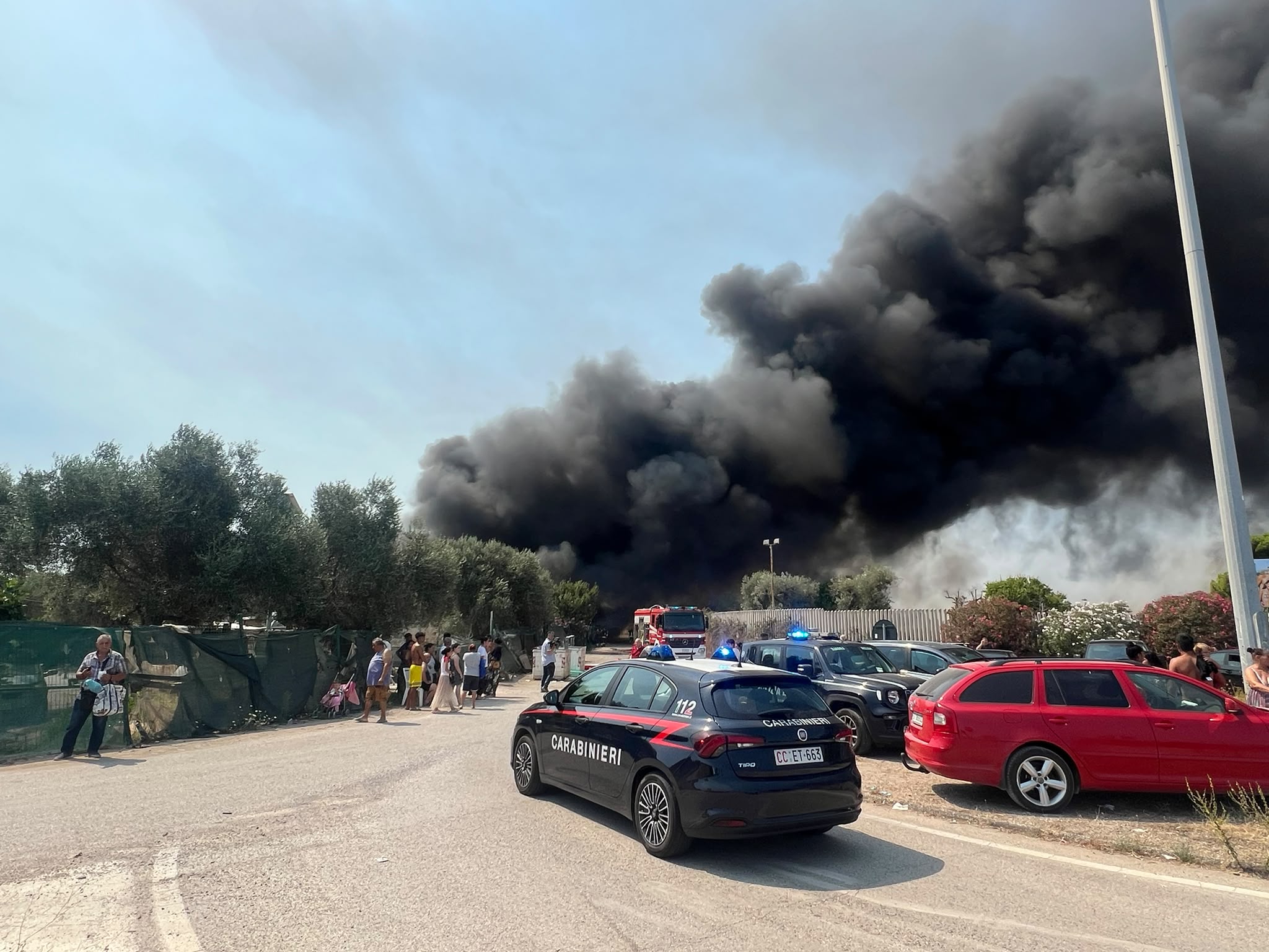 Fiamme e fumo nero a Japigia, incendio nel campo rom: l’intervento dei Vigili del Fuoco – FOTO