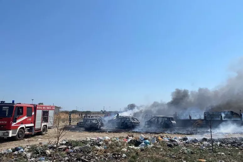 Incendio sulla ‘pista’ di Borgo Mezzanone: carcasse di auto a fuoco