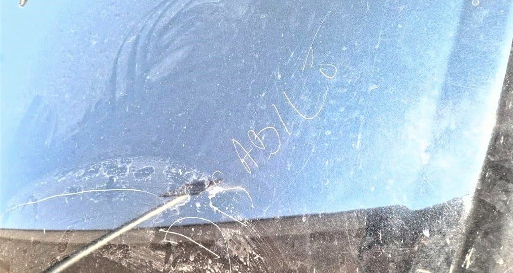 ‘Disabile’, la scritta è incisa sul cofano: sfregiata l’auto di una donna diversamente abile a Barletta